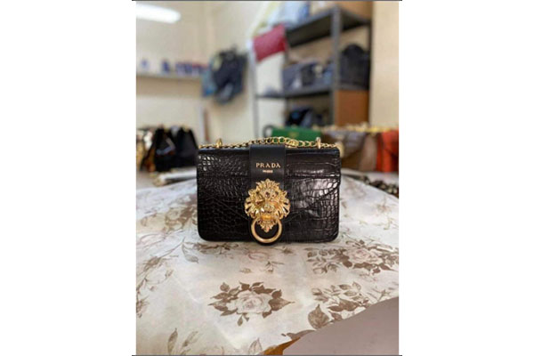 Prada - Deri̇den yapilmiş kadin çantasi